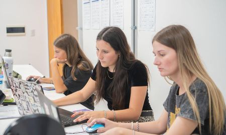 Con más de 900 personas inscriptas, la capacitación comenzó de manera presencial este lunes y consta de siete clases. Con más de 900 personas inscriptas, la capacitación comenzó de manera presencial este lunes y consta de siete clases.