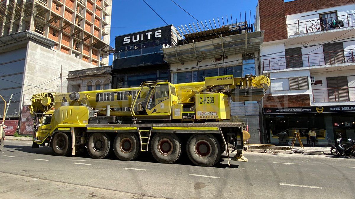 Esta mañana se realizaron maniobras para montas la estructura del Estudio Mayor de radio y TV del nuevo edificio de AIRE que está en construcción en 25 de Mayo 3255, la dirección donde funciona desde su inauguración en 2008.