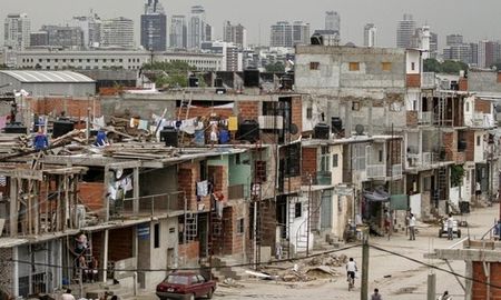 Actualmente en la Argentina una de cada tres familias reside en una vivienda inadecuada, lo que expone una evidente crisis habitacional. Actualmente en la Argentina una de cada tres familias reside en una vivienda inadecuada, lo que expone una evidente crisis habitacional.