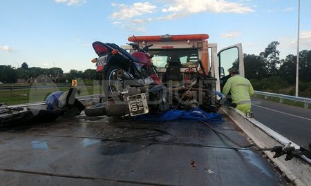 Dos motos que transitaban sobre la autopista Santa Fe-Rosario a la altura del acceso norte. Dos motos que transitaban sobre la autopista Santa Fe-Rosario a la altura del acceso norte.
