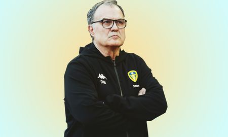 Marcelo Bielsa llegó a Leeds y cambió para siempre la historia del club. Su filosofía del juego condujo a su equipo a conquistar el título de la Championship y el ascenso a la Premier League de Inglaterra. Marcelo Bielsa llegó a Leeds y cambió para siempre la historia del club. Su filosofía del juego condujo a su equipo a conquistar el título de la Championship y el ascenso a la Premier League de Inglaterra.