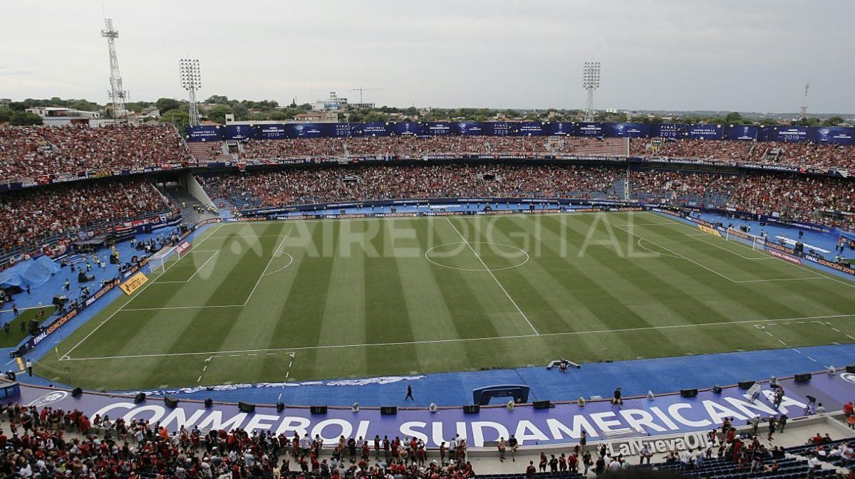 El estadio se llenó de hinchas de Colón antes que comience la final