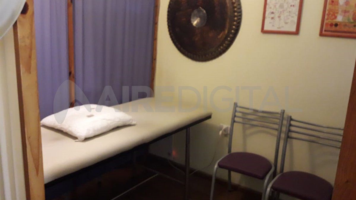 El consultorio. Estiman que en esa camilla se hacían rehabilitaciones y otro tipo de acciones de manera clandestina.&nbsp;