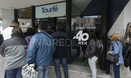 las casas de cambio siguen sin guaranies: se espera que esta tarde ya se puedan comprar las casas de cambio siguen sin guaranies: se espera que esta tarde ya se puedan comprar