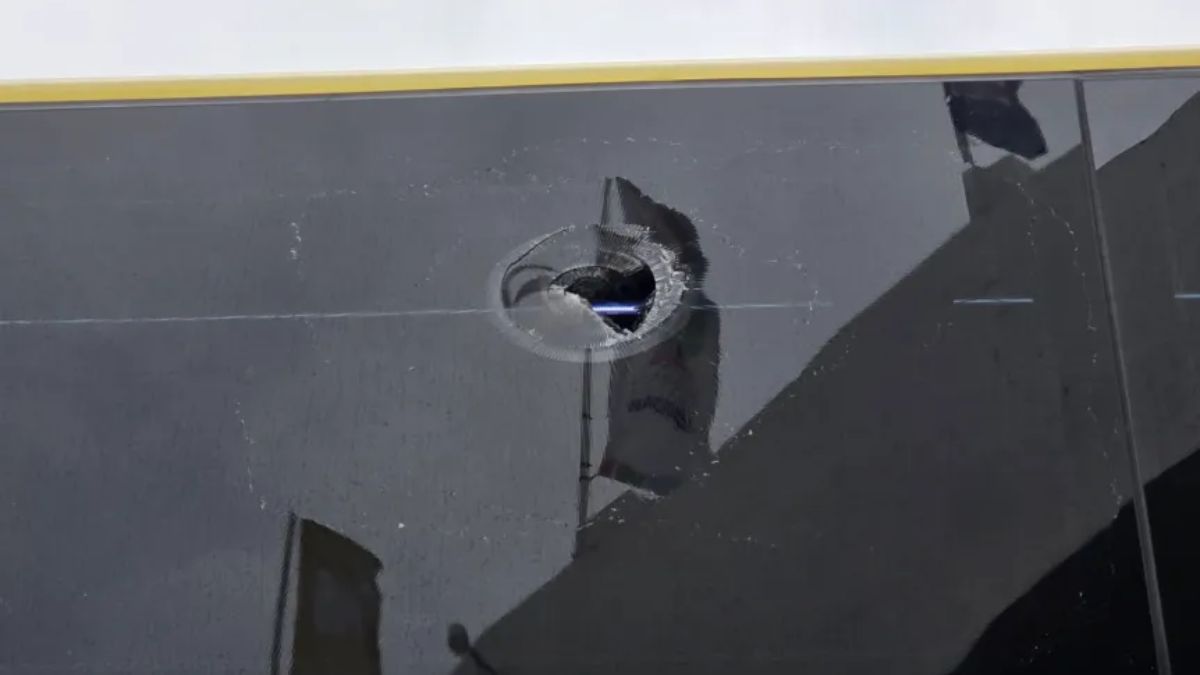 Apedrearon el micro de Lanús cuándo llegaban al estadio nacional de Chile.