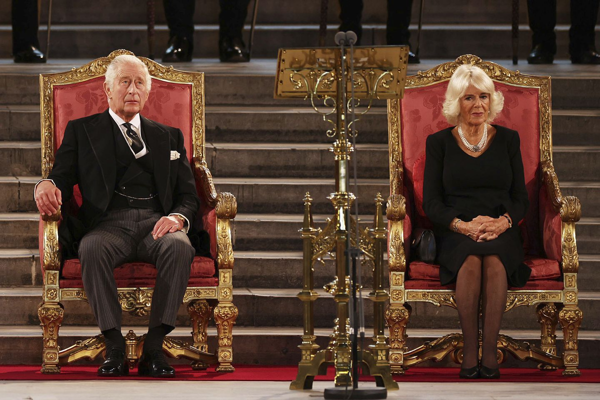 El rey Carlos III y Camila, la reina consorte, en el Salón Westminster, donde ambas Cámaras del Parlamento se reunieron para expresar sus condolencias tras la muerte de la reina Isabel II. (Foto: Dan Kitwood /AP)