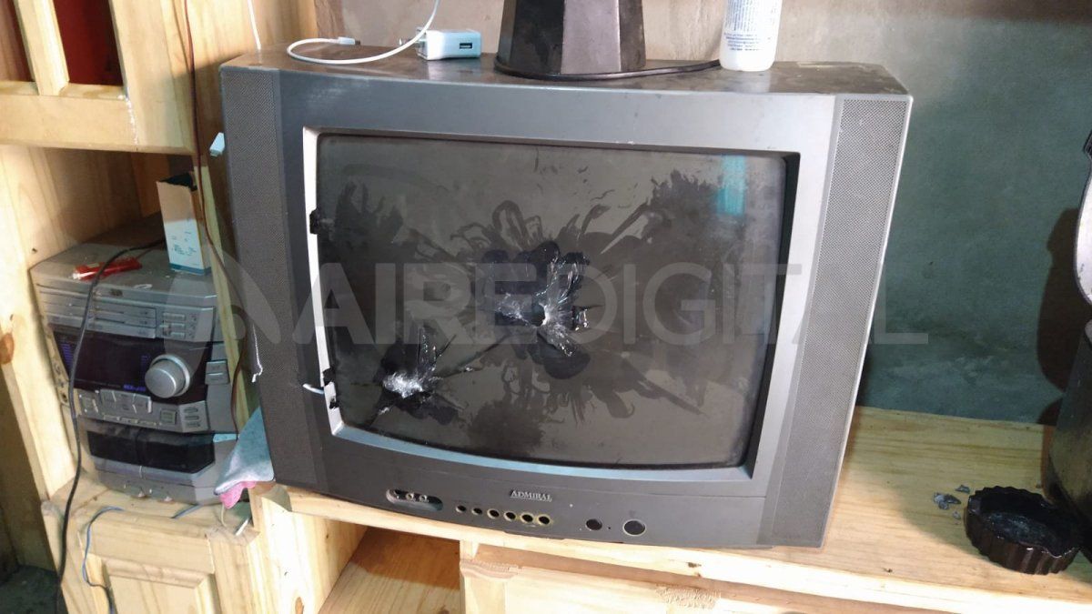 Uno de los disparos reventó el televisor ubicado en el interior de la casa.
