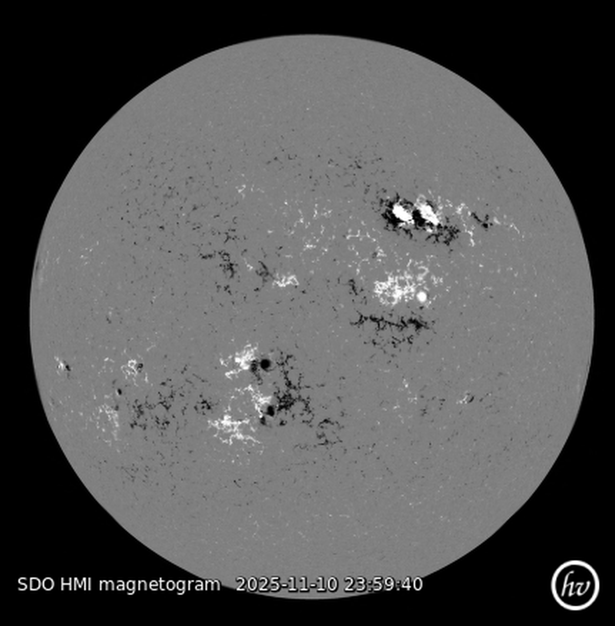 Magnetograma de la región activa 14274 que produjo la fulguración. Es la más grande arriba, a la derecha. Está formada por 4 polaridades muy grandes: dos positivas (blancas) y dos negativas (negras). Magnetograma de la región activa 14274 que produjo la fulguración. Es la más grande arriba, a la derecha. Está formada por 4 polaridades muy grandes: dos positivas (blancas) y dos negativas (negras).
