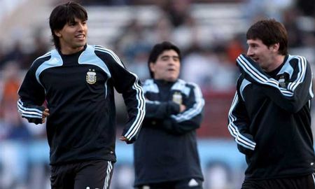 Diego Maradona, Sergio Agüero y Lionel Messi durante la conducción de la Selección Argentina por parte del ex Napoli. Diego Maradona, Sergio Agüero y Lionel Messi durante la conducción de la Selección Argentina por parte del ex Napoli.