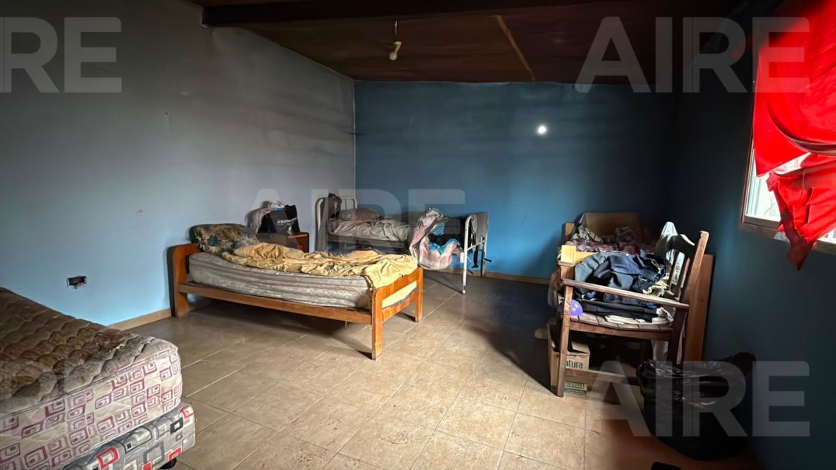 La habitación principal del hogar de tránsito donde vivían varios adultos mayores. Las imágenes muestran camas distribuidas en un mismo ambiente y condiciones de extrema precariedad. La habitación principal del hogar de tránsito donde vivían varios adultos mayores. Las imágenes muestran camas distribuidas en un mismo ambiente y condiciones de extrema precariedad.