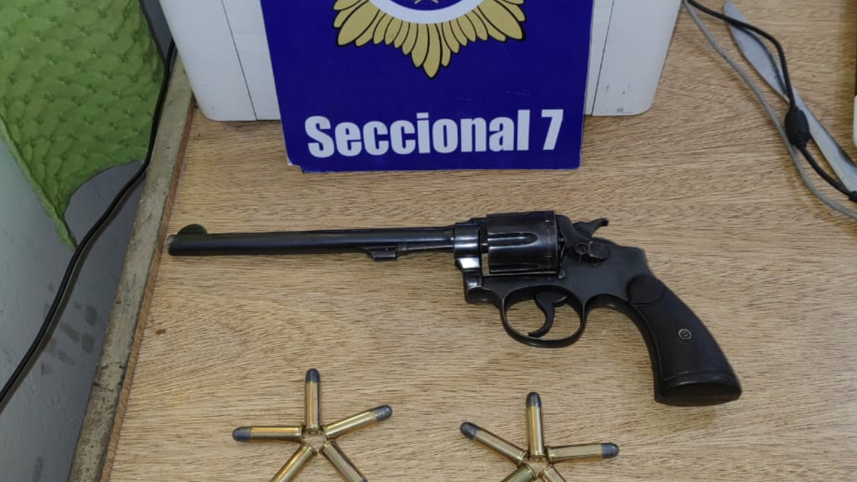 Los agentes patrullaban la zona cuando detectaron a un hombre armado en una moto. Intentó huir e ingresar a una vivienda, pero fue reducido antes de lograrlo. Los agentes patrullaban la zona cuando detectaron a un hombre armado en una moto. Intentó huir e ingresar a una vivienda, pero fue reducido antes de lograrlo. 