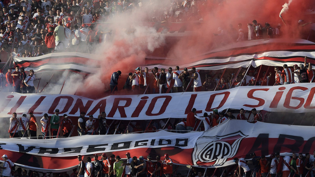 Los hinchas de River en el estadio Monumental. Los hinchas de River en el estadio Monumental.