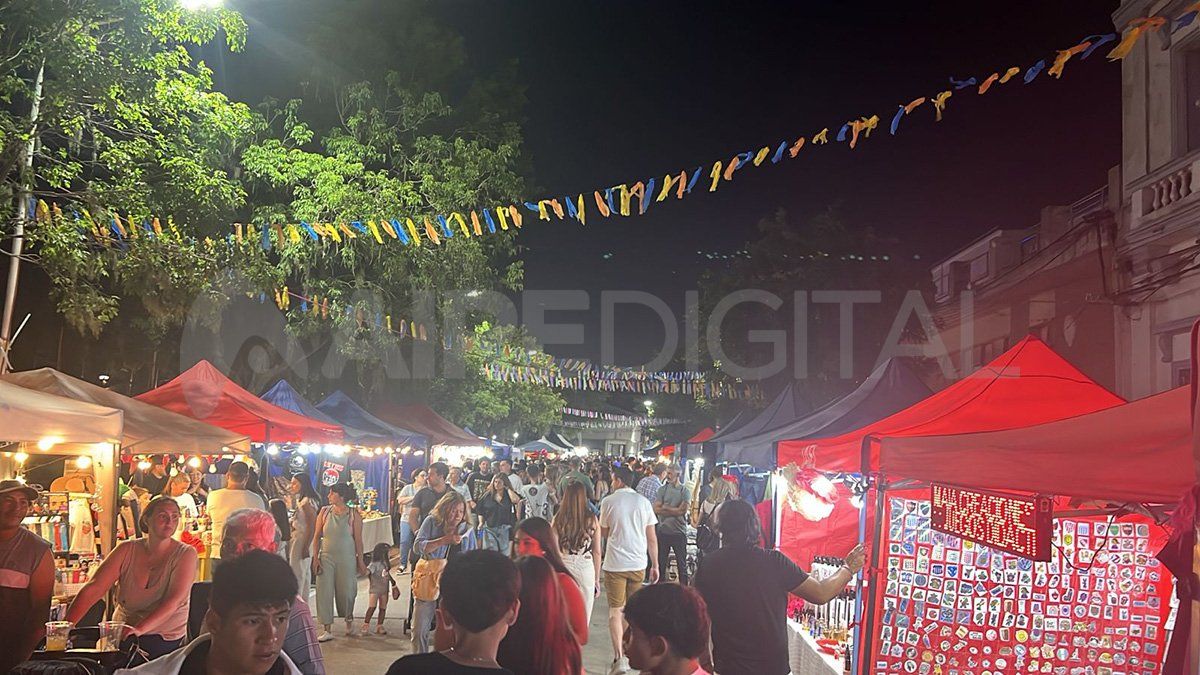 Hubo una gran feria de emprendimientos y artesanías. Hubo una gran feria de emprendimientos y artesanías.