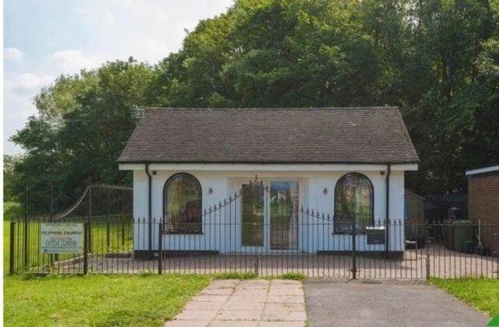 La propiedad está rodeada por una reja negra.