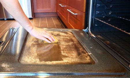 El error que casi todos cometen al limpiar las puertas del horno. El error que casi todos cometen al limpiar las puertas del horno.