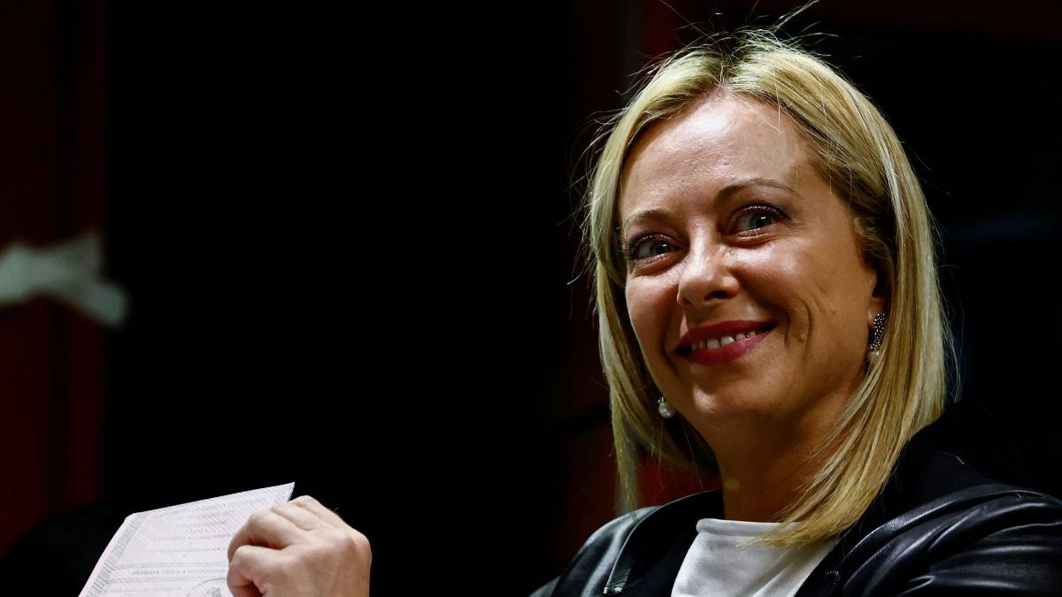 Meloni podría ser consagrada como la primera mujer premier de la historia italiana dentro de un mes﻿.