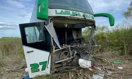 Un choque frontal a la altura del kilómetro 45 de la Autopista Rosario - Santa Fe dejó como saldo dos víctimas fatales y una decena de heridos. Un choque frontal a la altura del kilómetro 45 de la Autopista Rosario - Santa Fe dejó como saldo dos víctimas fatales y una decena de heridos.