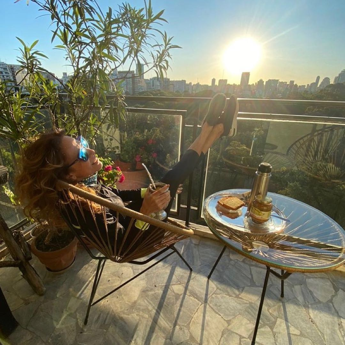La vedette posee un increíble balcón para disfrutar los atardeceres de la ciudad de Buenos Aires.