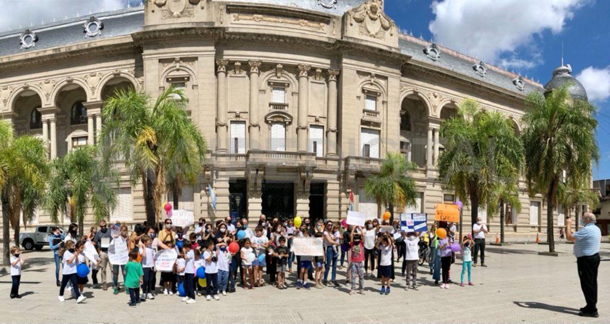 El martes al mediodía los Padres Organizados se movilizaron frente a la Casa de Gobierno de Santa Fe.&nbsp;
