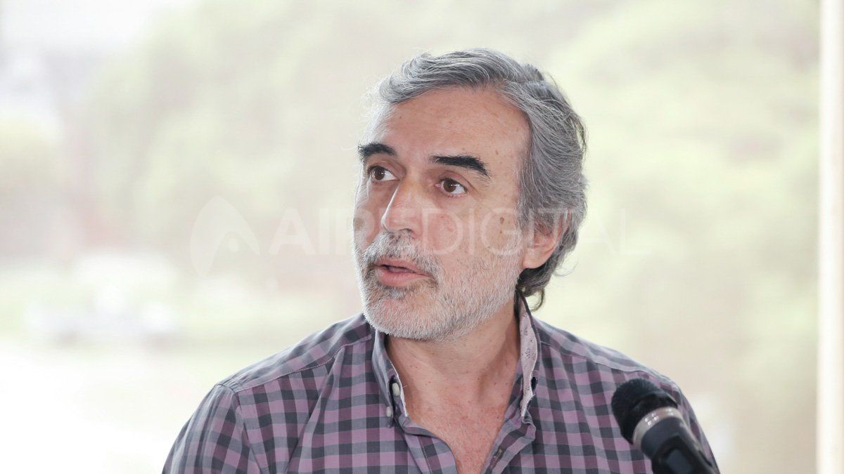 El gobernador Pullaro al ex ministro de Salud Miguel González a cargo de las compras centralizadas para el Iapos.