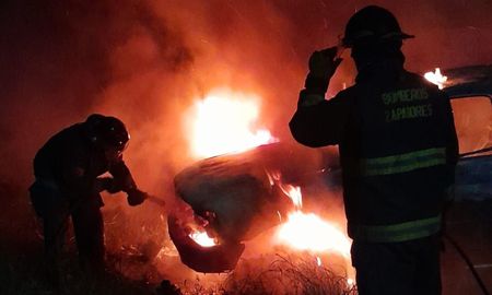 El incendio se desató minutos después de la medianoche en un terreno baldío ubicado en el sur de la ciudad de Santo Tomé. El incendio se desató minutos después de la medianoche en un terreno baldío ubicado en el sur de la ciudad de Santo Tomé.