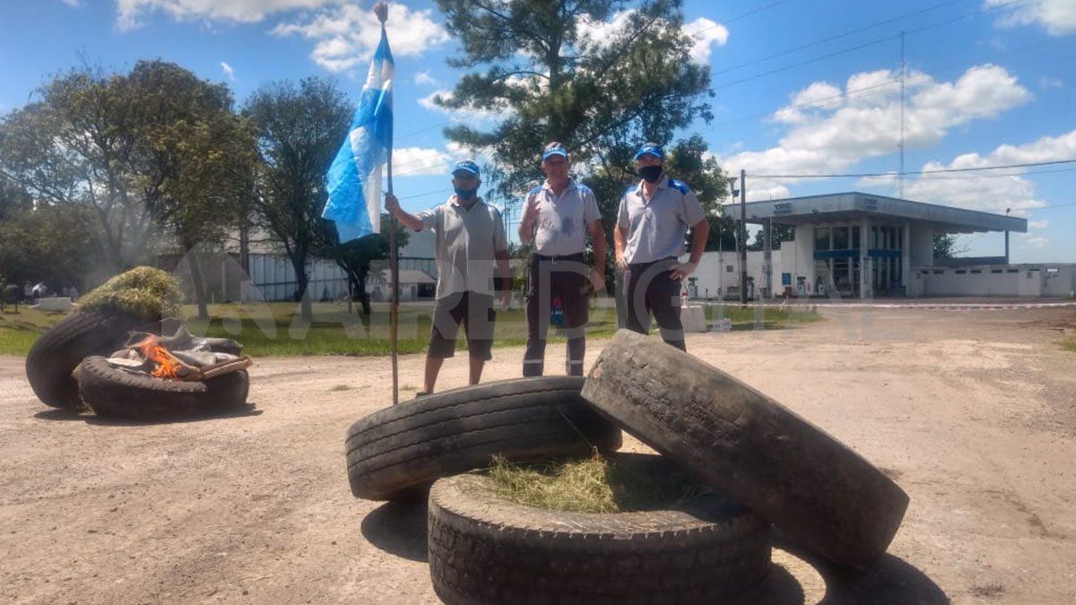 Los empleados de la estación de servicio de Calchaquí amenazan con llevar el reclamo a la ruta 11.