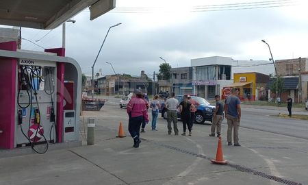 Se rompió un caño de gas en una obra en construcción lindera a la estación de servicio que se encuentra en Aristóbulo del Valle y Presidente Roca. Se rompió un caño de gas en una obra en construcción lindera a la estación de servicio que se encuentra en Aristóbulo del Valle y Presidente Roca.