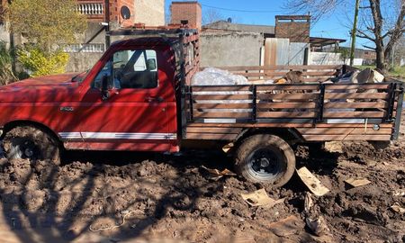 El martes, cinco autos quedaron barados en el barro, entre ellos una camioneta de la EPE El martes, cinco autos quedaron barados en el barro, entre ellos una camioneta de la EPE