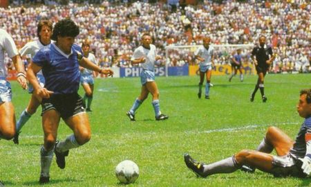 Subastarán la pelota con la que Diego Maradona le convirtió los dos goles a Inglaterra en el Mundial México 1986. Subastarán la pelota con la que Diego Maradona le convirtió los dos goles a Inglaterra en el Mundial México 1986.