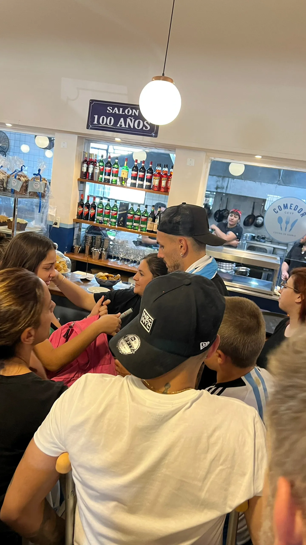 Paredes se sacó fotos con todos los fanáticos que se acercaron al lugar y con los trabajadores.