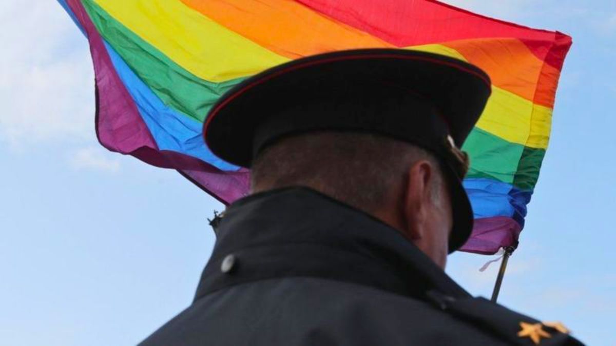 La cruzada de Vladimir Putin y la Iglesia ortodoxa rusa de más de una década contra la comunidad LGBT suele atacar los derechos que tienen sus integrantes. La cruzada de Vladimir Putin y la Iglesia ortodoxa rusa de más de una década contra la comunidad LGBT suele atacar los derechos que tienen sus integrantes.