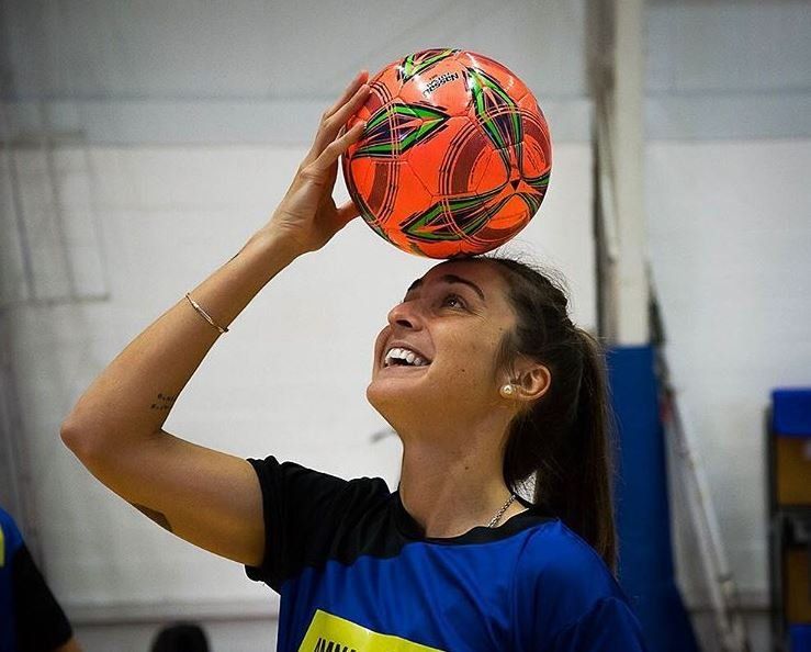 Maca Sánchez y otras 16 jugadoras firman su primer contrato y hacen historia