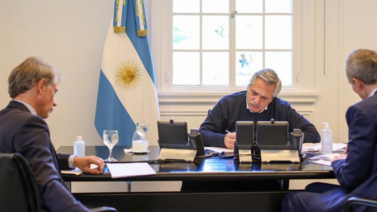 El presidente Alberto Fernández durante el diálogo previo por videoconferencia con Emmanuel Macron. 