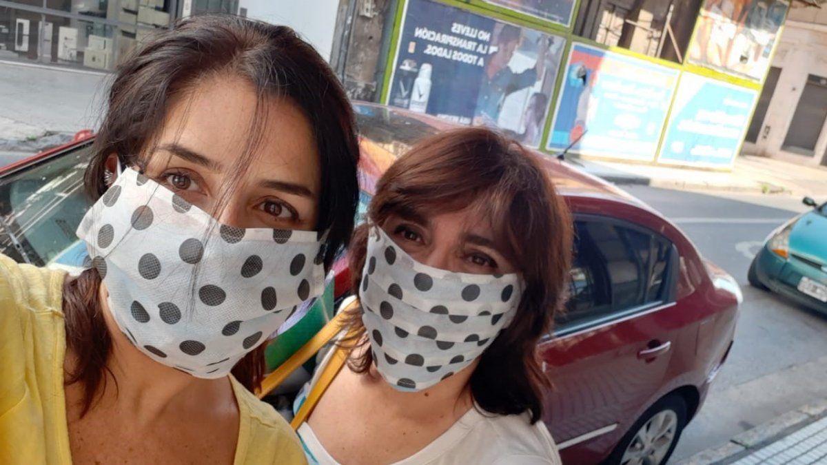 Coronavirus: la emprendedora rosarina que pasó de diseñar vestidos de gala a cortar barbijos para hospitales