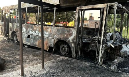 El incendio del colectivo se desató alrededor de las 5 de la mañana en el norte de Santa Fe. El incendio del colectivo se desató alrededor de las 5 de la mañana en el norte de Santa Fe.