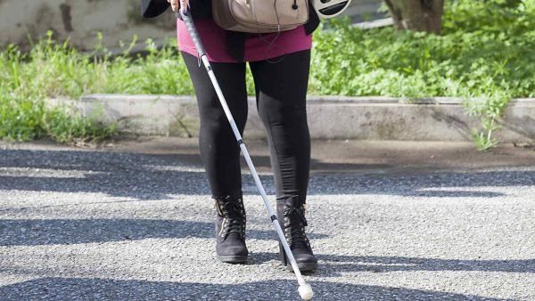 Una mujer fingió ser ciega por 28 años por un insólito motivo
