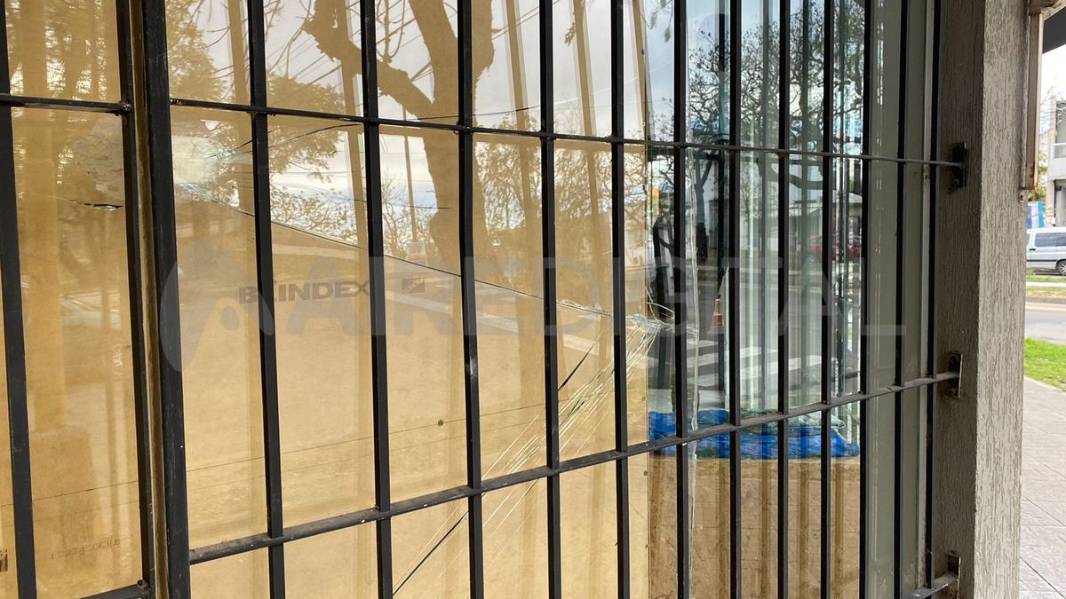 El modus operandi de los delincuentes: romper la vidriera y robar indumentaria.