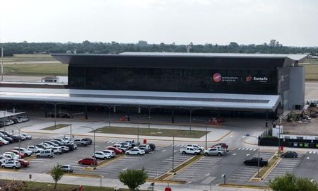 La pareja fue demorada tras aterrizar en el aeropuerto de Rosario. La pareja fue demorada tras aterrizar en el aeropuerto de Rosario.