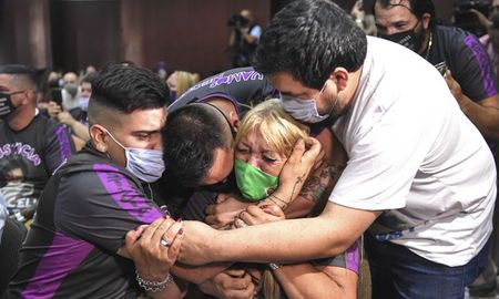 La madre de Aracelli Fulles, por cuyo femicidio tres hombres fueron condenados este jueves a prisión perpetua, aseguró que su hija ahora va a descansar en paz y que, con este fallo, le volverán a crecer las alas y volará bien alto. La madre de Aracelli Fulles, por cuyo femicidio tres hombres fueron condenados este jueves a prisión perpetua, aseguró que su hija ahora va a descansar en paz y que, con este fallo, le volverán a crecer las alas y volará bien alto.