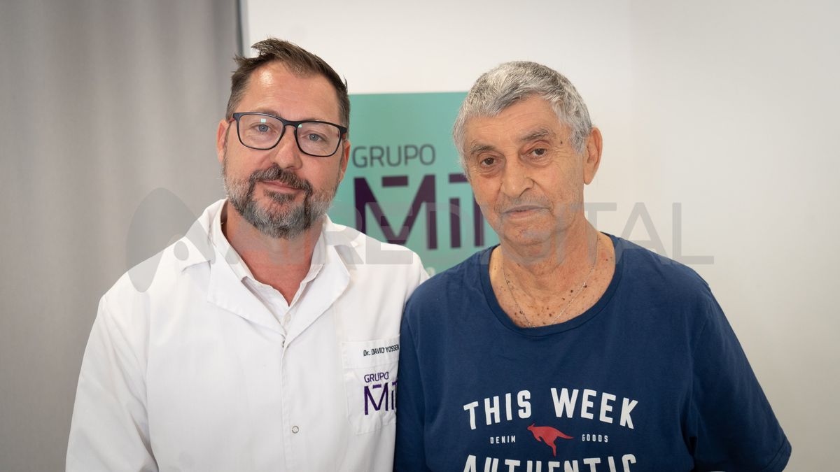 El doctor David Yossen, oncólogo de Grupo MIT, junto a su paciente Carlos Ayala. El doctor David Yossen, oncólogo de Grupo MIT, junto a su paciente Carlos Ayala.