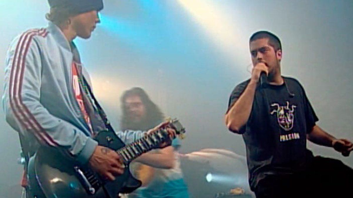 A poco de comenzado el concierto de Callejeros, una bengala prendió fuego una mediasombra del techo del local y generó un humo tóxico que fue aspirado por los jóvenes que no pudieron salir, ya que las salidas de emergencias estaban cerradas.