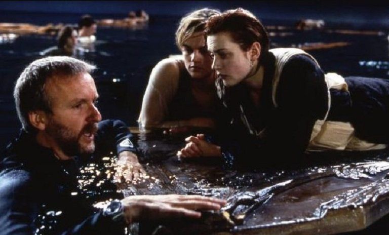 James Cameron dando órdenes antes de la escena dramática.