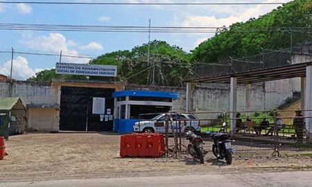 Un enfrentamiento violento en una cárcel en Ecuador dejó 17 muertos. Un enfrentamiento violento en una cárcel en Ecuador dejó 17 muertos.