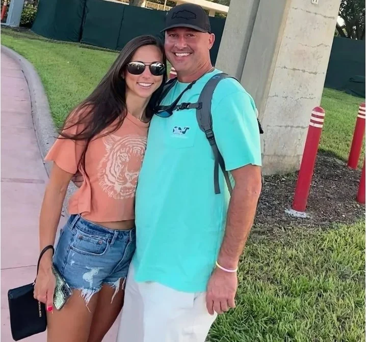 Renee Parsons y su esposo Justin, quien también tuvo una reacción luego de tocar a su mujer.