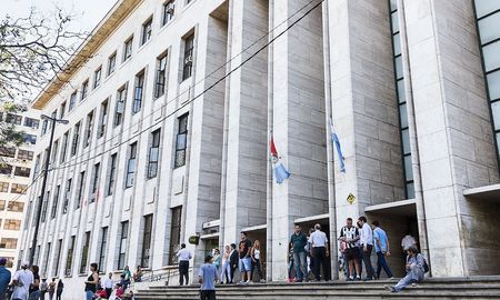 Desde el Tribunal Colegiado de Familia 7 de Rosario, la jueza Andrea Brunetti resolvió suspender la licencia de conducir y las tarjetas azules de un hombre que adeuda la cuota de alimentos desde el 2020. Desde el Tribunal Colegiado de Familia 7 de Rosario, la jueza Andrea Brunetti resolvió suspender la licencia de conducir y las tarjetas azules de un hombre que adeuda la cuota de alimentos desde el 2020.