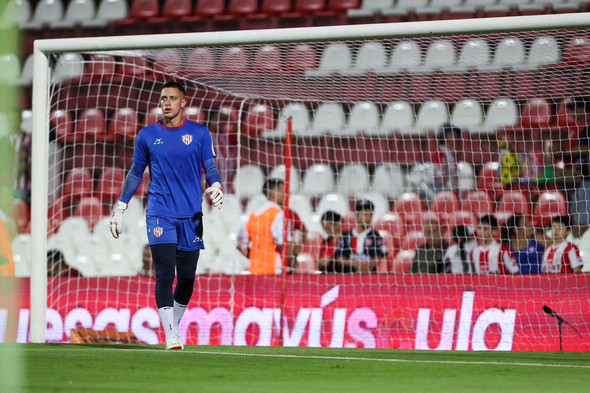 Nicolás Campisi realizando la entrada en calor previo al partido frente a Central Córdoba.
