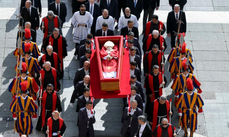 El cuerpo del papa Francisco permanecerá en la basílica de San Pedro durante tres días antes del funeral El cuerpo del papa Francisco permanecerá en la basílica de San Pedro durante tres días antes del funeral