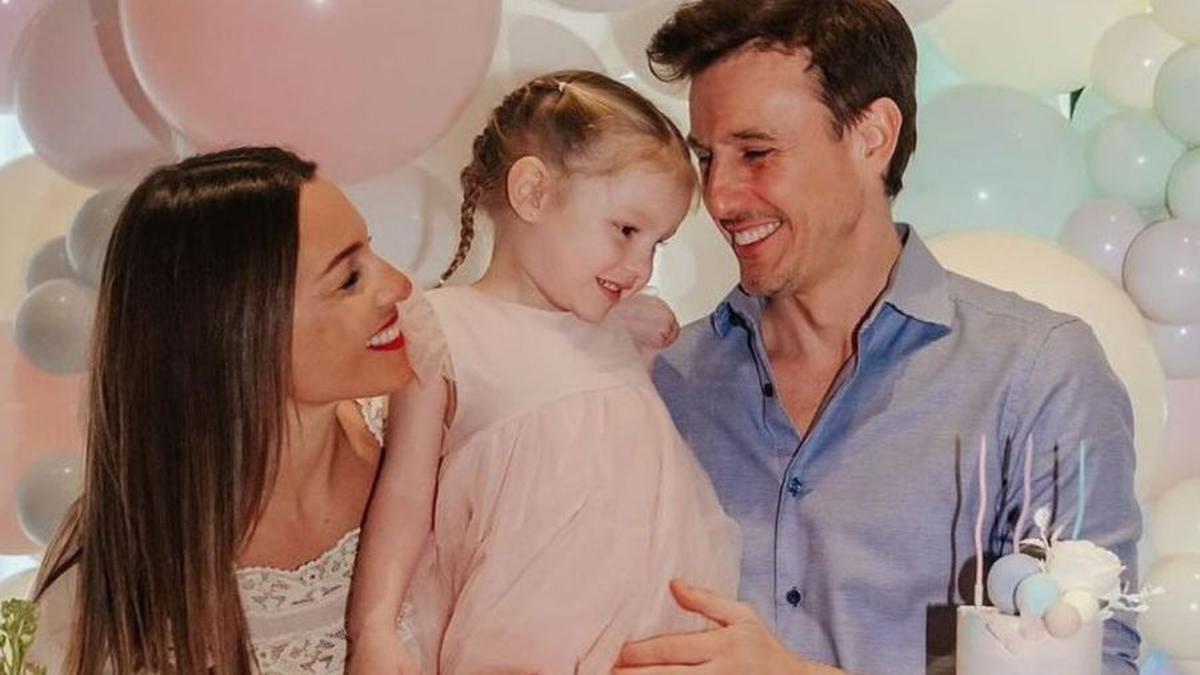 Pampita y Roberto García Moritán junto a Anita. Pampita y Roberto García Moritán junto a Anita.