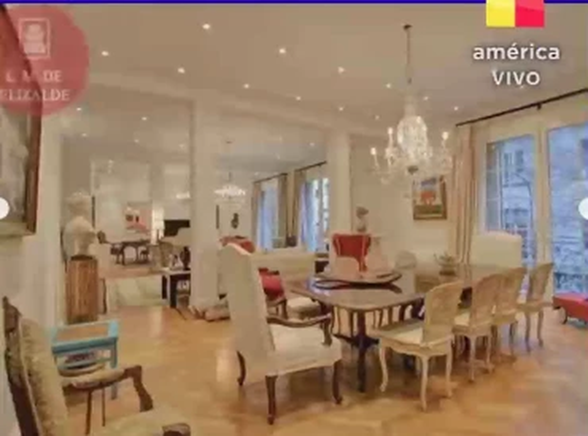 La casa del humorista tiene innumerables ambientes en los que reina el color blanco.