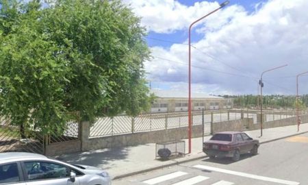 Una adolescente de 15 años fue atacada con una tijera mientras estaba junto a sus amigas en una escuela de Zapala. (Foto: Tdneuqen en X) Una adolescente de 15 años fue atacada con una tijera mientras estaba junto a sus amigas en una escuela de Zapala. (Foto: Tdneuqen en X)